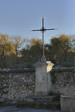 Adossé à un mur du château Phélan-Ségur et proche de l’actuelle pharmacie, cette croix se situe à une cinquantaine de mètres de l’église et marquait probablement autrefois un emplacement emblématique.  