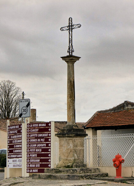 Beau calvaire en pierre et fer forgé au carrefour entre la salle des fêtes et le stade
