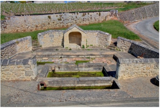 Cette fontaine est l’une des plus belles du village. Grande et constituée de deux lavoirs, elle témoigne de l’importance du hameau de Marbuzet et présente un intérêt architectural. En partie rénovée. 